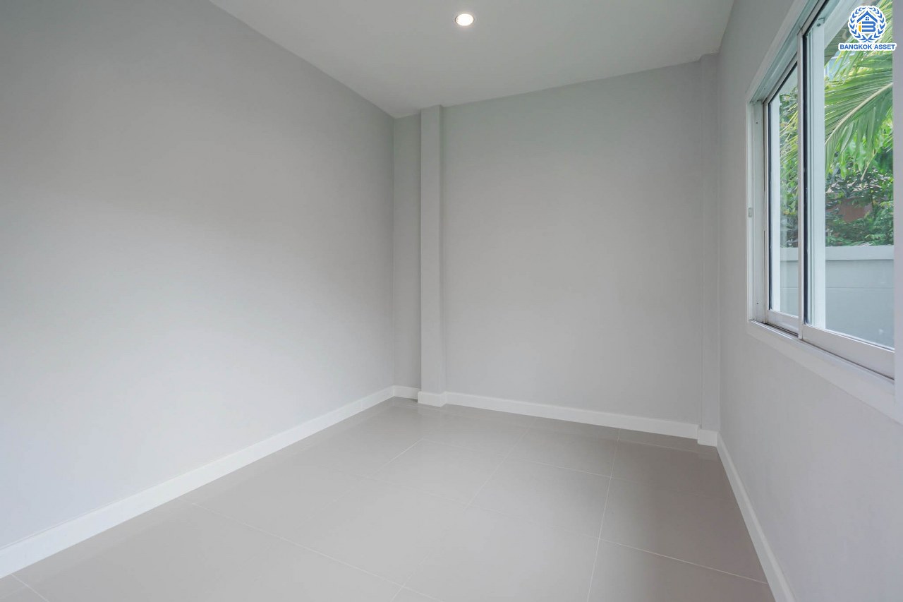 บ้านมือสองตกแต่งใหม่ ทำเลโซนเมือง! หลังมุม ม.ปัญฐิญา1 พระราม5 ตกแต่งดีไซน์ทันสมัย เนื้อที่ 55.5 ตร.ว. หลังใหญ่พร้อมอยู่ ฟังก์ชัน 3 ห้องนอน 3 ห้องน้ำ 2 ที่จอดรถ พร้อมเรือนรับรอง ทำเลศักยภาพ เชื่อมต่อถนนหลายสาย ใกล้รถไฟฟ้า "สถานีแยกติวานนท์"